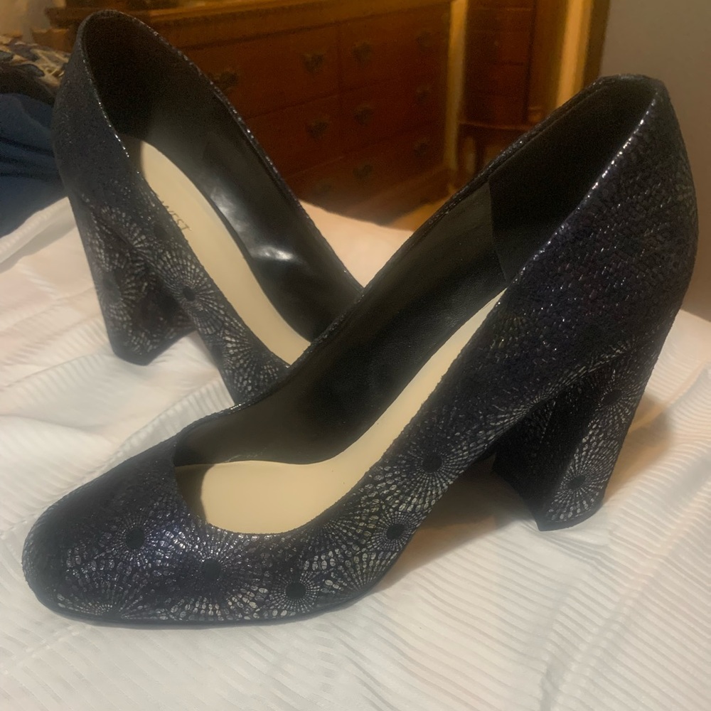 NINE WEST BLOCK HEEL PUMPS.